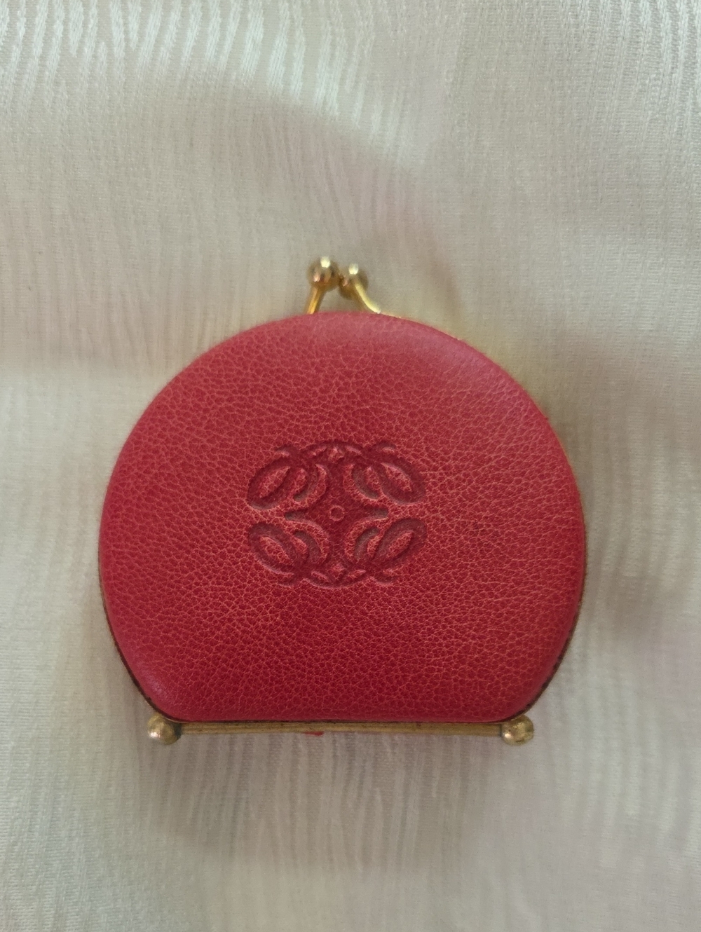Vintage Debossed Round Pouch With Kiss-lock. Red & Gold Design.